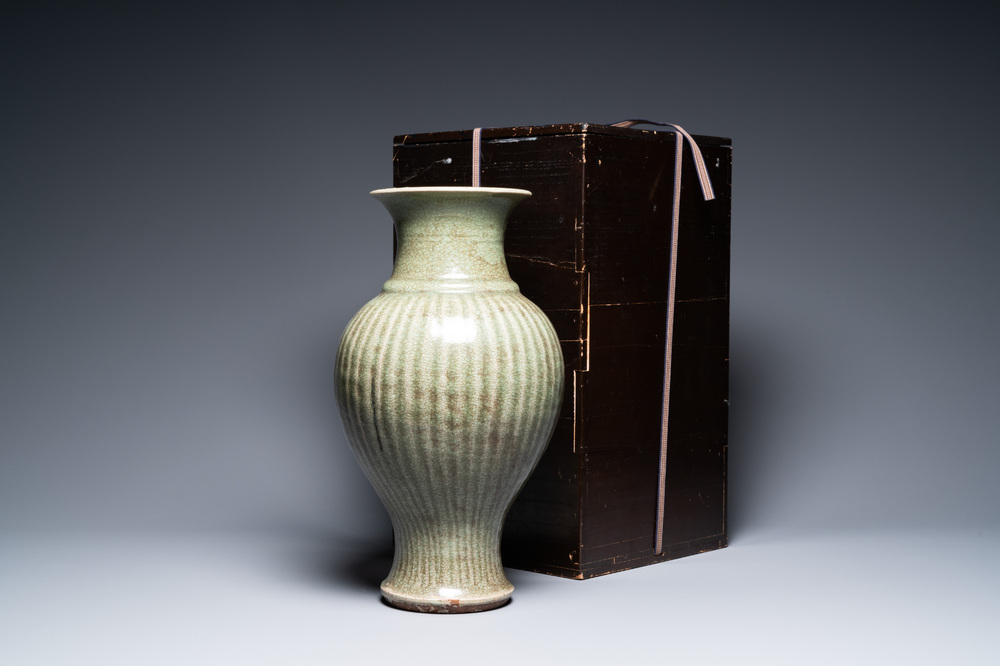 Een Chinese geribde Longquan celadon vaas, Ming