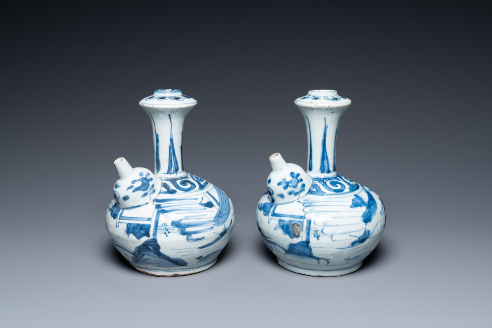 Une paire de kendis en porcelaine de Chine en bleu et blanc &agrave; d&eacute;cor d'un personnage dans un paysage, Wanli