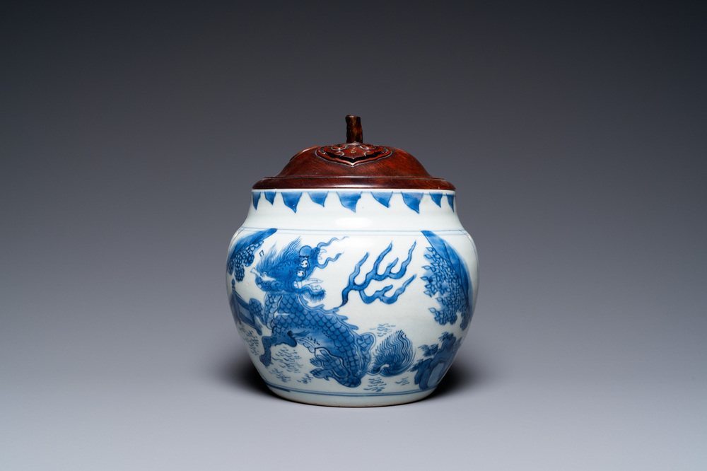 Een Chinese blauw-witte 'kylin' kom met later houten deksel, Transitie periode