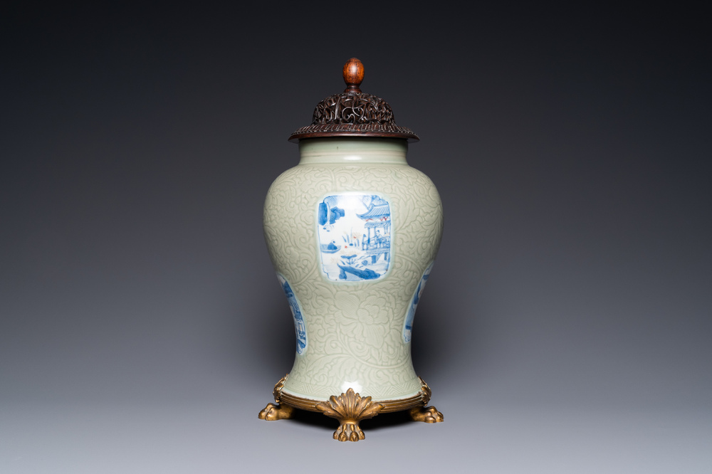 Een Chinese celadon 'lotusslingers' vaas met blauw-witte en koperrode panelen, Kangxi