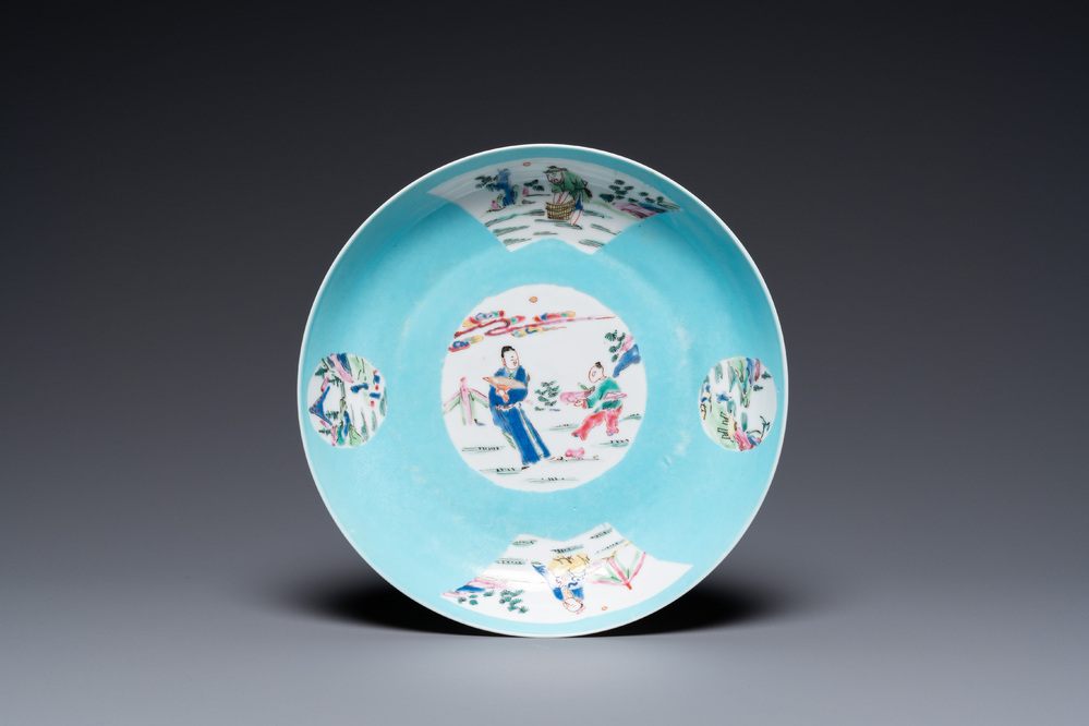 Een Chinees famille rose eierschaal bord met turquoise fondkleur, Yongzheng merk en periode