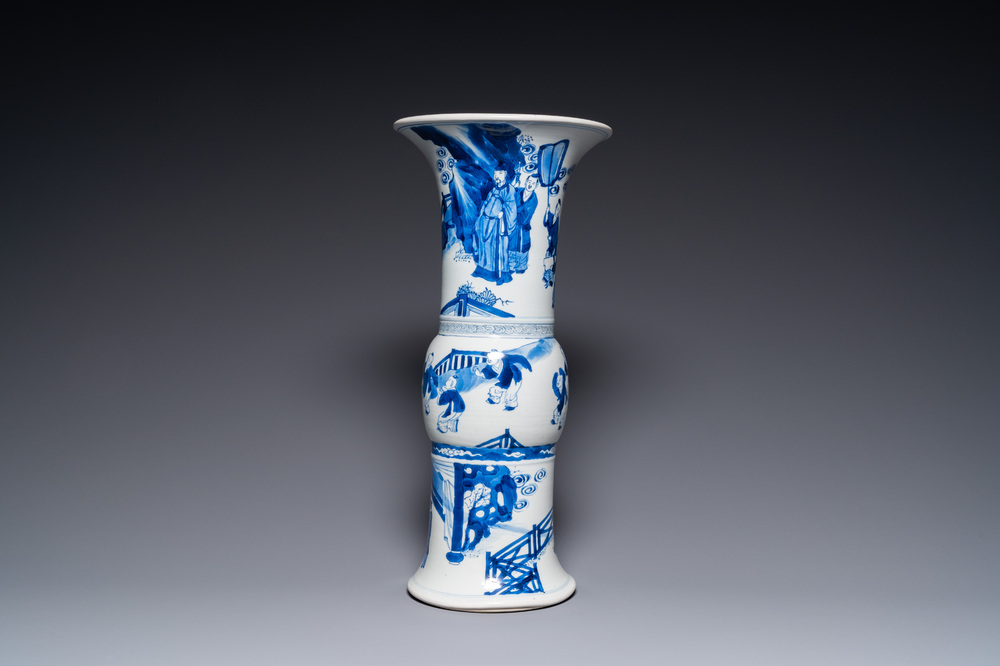 Un vase de forme 'gu' en porcelaine de Chine en bleu et blanc, Kangxi