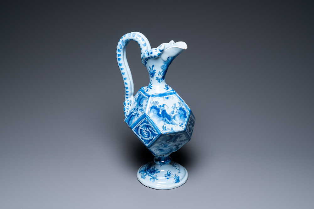 Une grande verseuse &agrave; pans coup&eacute;s en fa&iuml;ence de Nevers en bleu et blanc &agrave; d&eacute;cor chinois, fin du 17&egrave;me