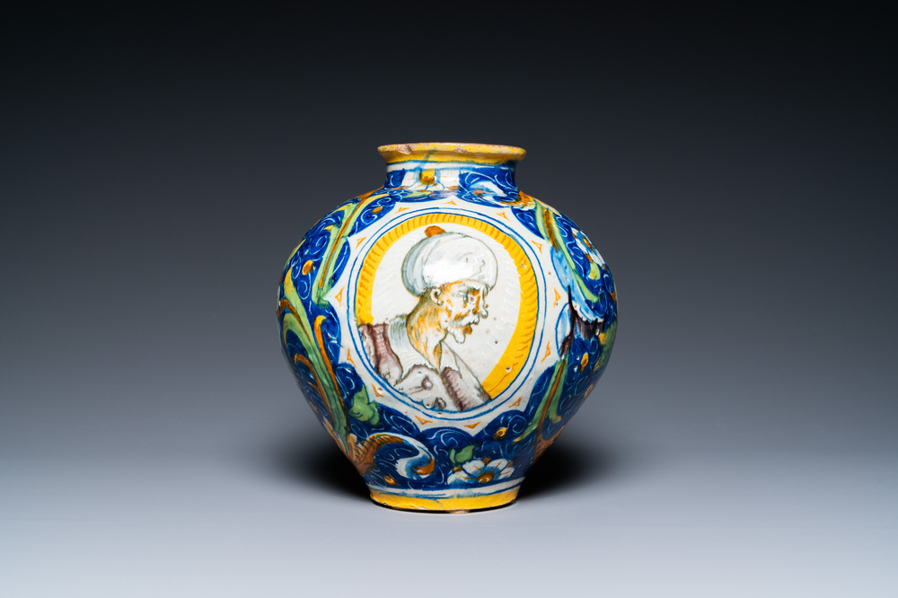 Een 'vaso a palla' in Italiaanse majolica met een man met een tulband, atelier Maestro Domenico, Veneti&euml;, midden 16e eeuw