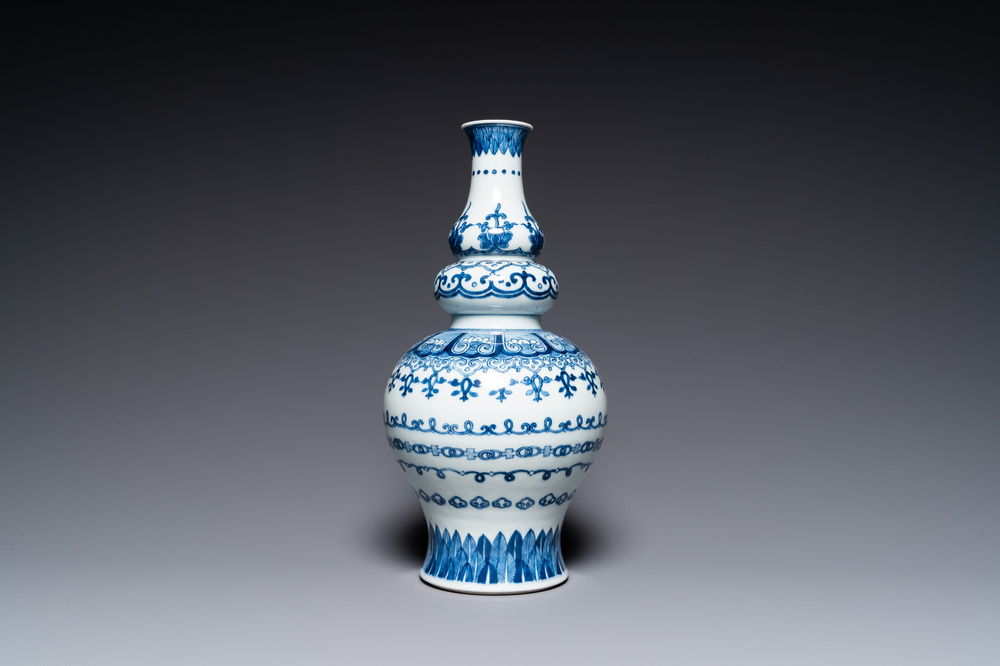Een Chinese blauw-witte kalebasvaas, Jiajing merk, Qing