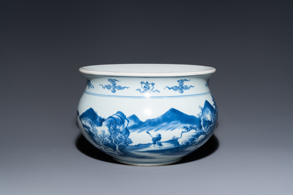 Un br&ucirc;le-parfum en porcelaine de Chine en bleu et blanc, Kangxi