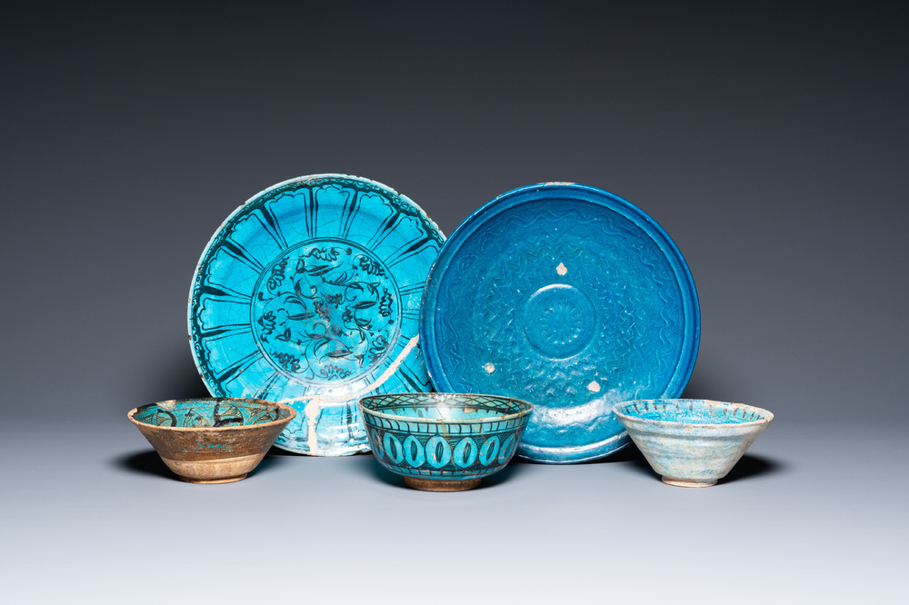 Une collection de trois bols et deux plats en c&eacute;ramique &agrave; &eacute;mail turquoise, Moyen-Orient, e.o. Koubachi, 13&egrave;me et apr&egrave;s