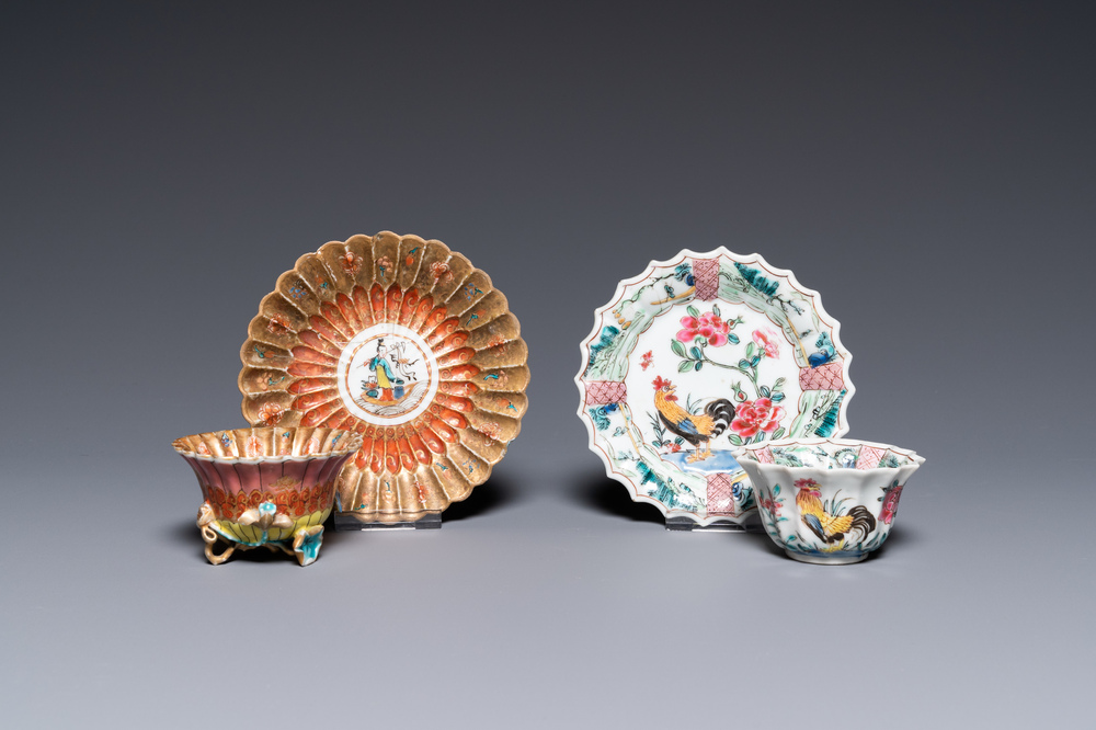 Een gelobde Chinese vergulde famille rose 'lotus' kop en schotel en &eacute;&eacute;n met hanen, Yongzheng/Qianlong