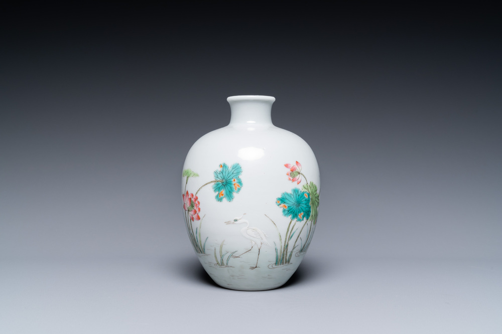 Un vase de forme globulaire en porcelaine de Chine famille rose, marque de Daoguang, R&eacute;publique