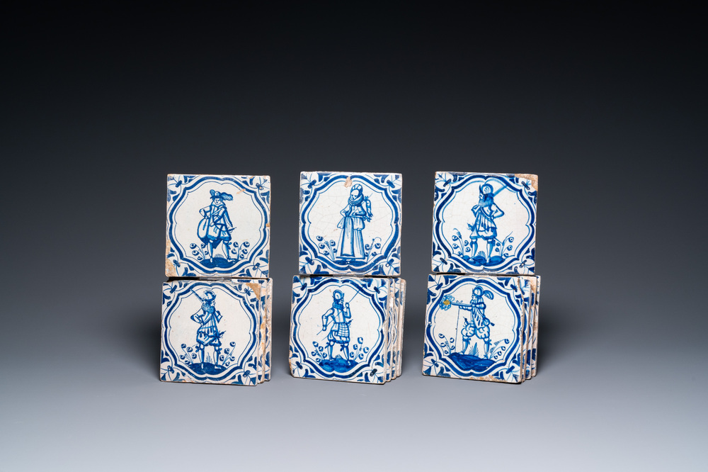 Quatorze carreaux en fa&iuml;ence de Delft en bleu et blanc, la plupart orn&eacute;e de soldats espagnols d'apr&egrave;s Jacob de Gheyn II, 17&egrave;me