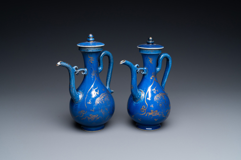 Une paire de verseuses couvertes en porcelaine de Chine bleu poudr&eacute; &agrave; d&eacute;cor dor&eacute;, Kangxi