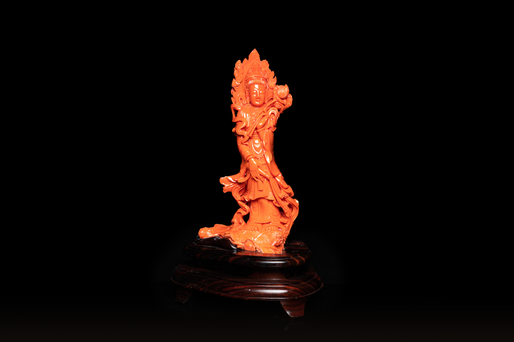 Une grande figure de Guanyin en corail rouge sculpt&eacute;, Chine, 19/20&egrave;me