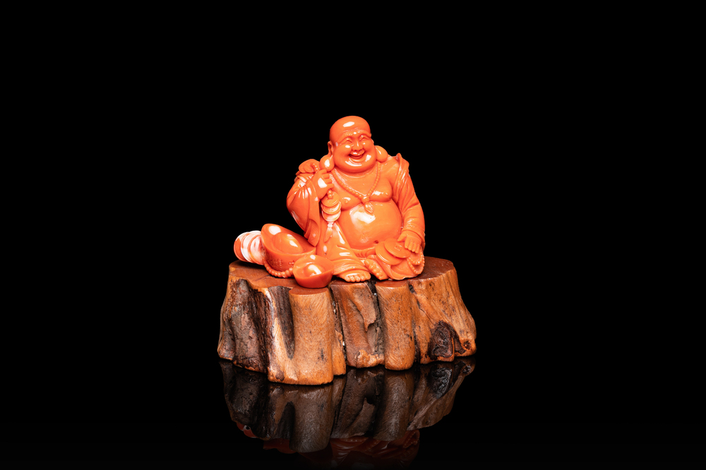 Une figure de Bouddha en corail rouge sculpt&eacute;, Chine, R&eacute;publique
