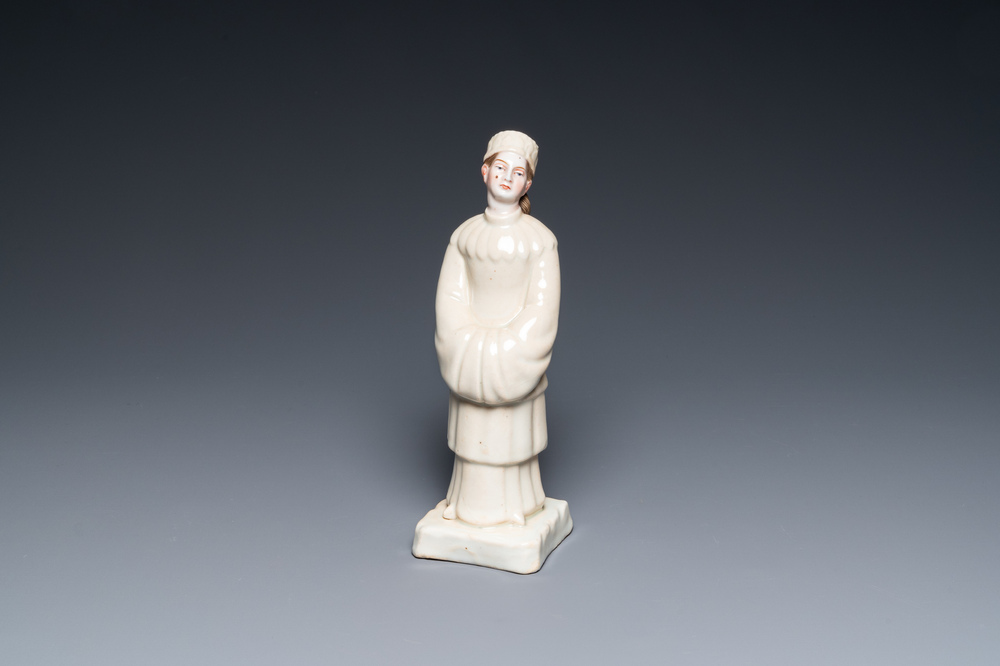 Sculpture d'une femme russe de la R&eacute;volution Culturelle en porcelaine de Chine