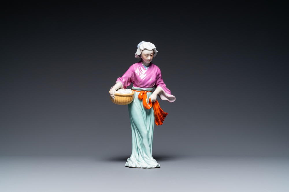 Sculpture d'une femme de la R&eacute;volution Culturelle en porcelaine de Chine
