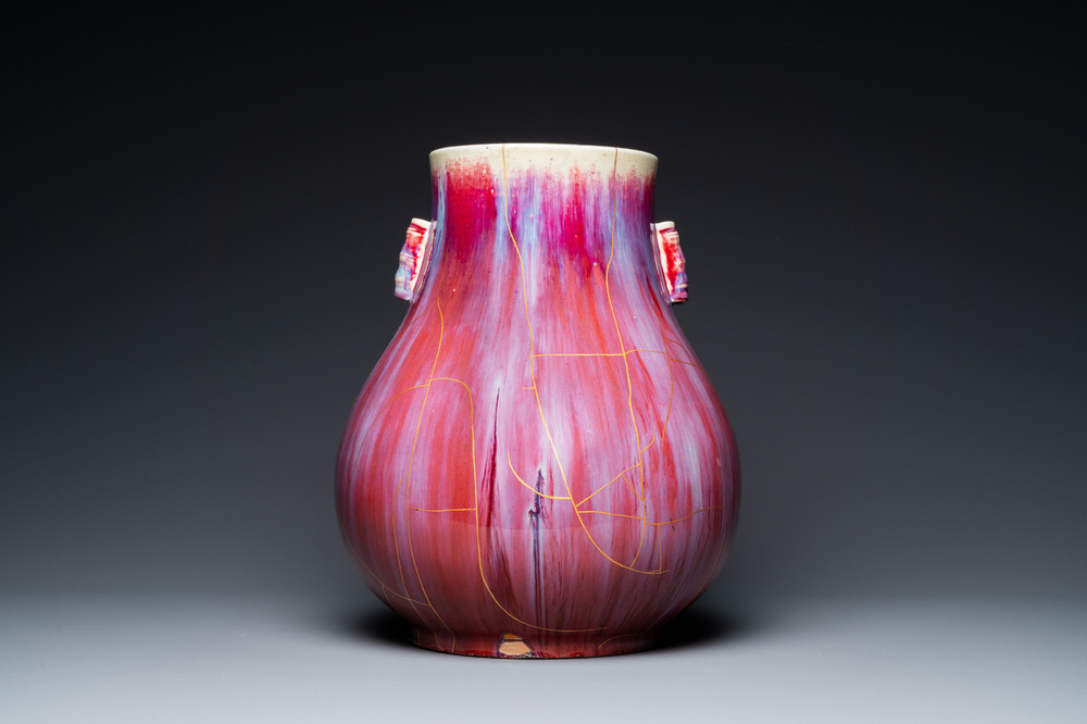 Vase de forme 'hu' en porcelaine de Chine &agrave; &eacute;mail flamb&eacute; restaur&eacute; de fa&ccedil;on kintsugi, marque de Qianlong, 20&egrave;me