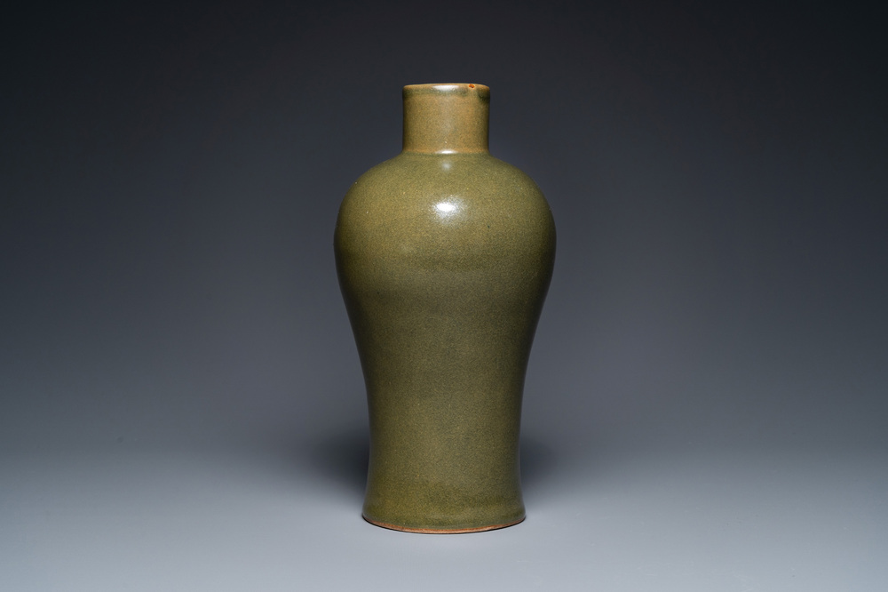 A Chinese monochrome teadust-glazed 'meiping' vase, Qianlong mark, 19/20th C.