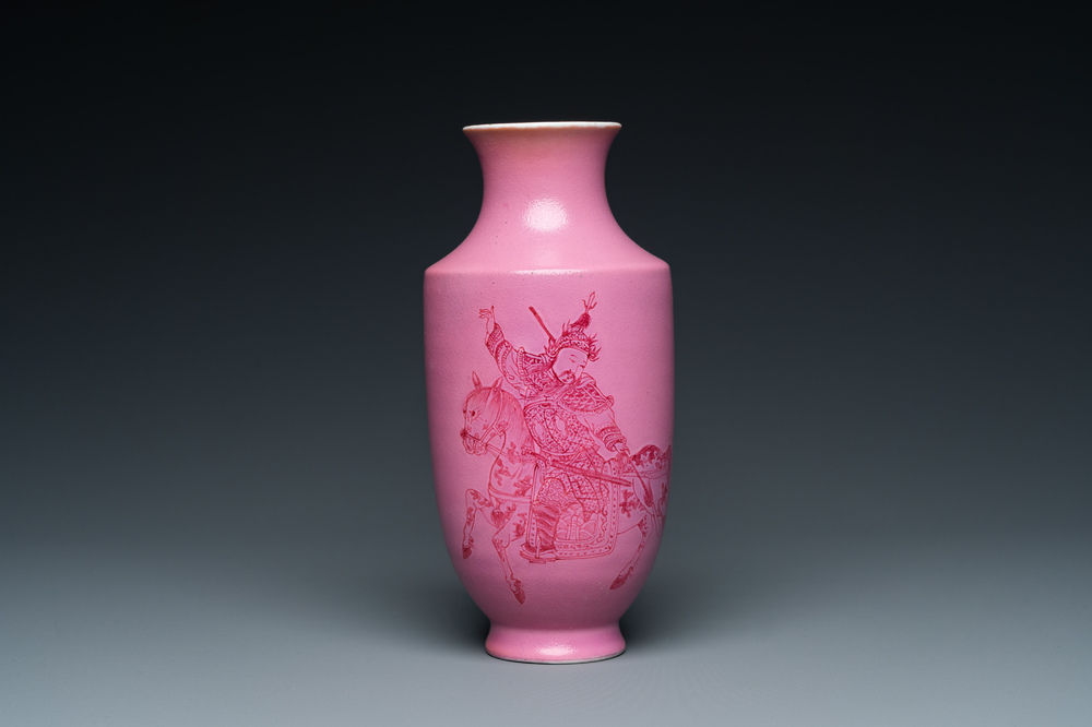 Een Chinese vaas met roze decor van Zhao Zilong op roze fondkleur, Qianlong merk, 19e eeuw