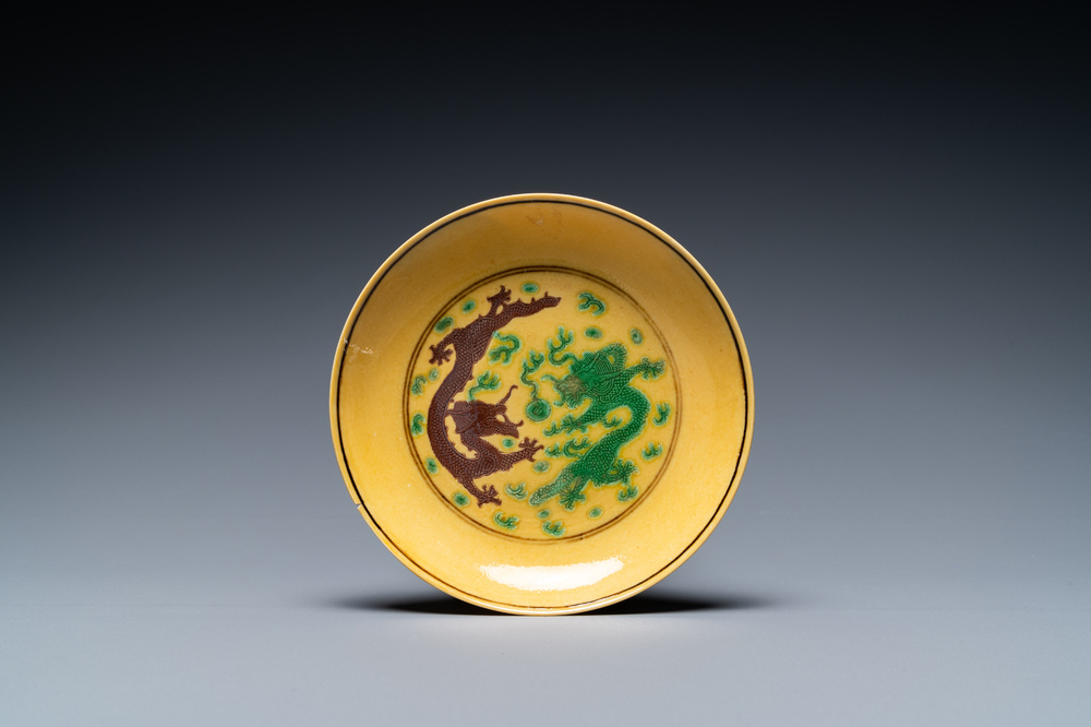 Coupe en porcelaine de Chine &agrave; d&eacute;cor de dragons en aubergine et vert sur fond jaune, marque et &eacute;poque de Guangxu