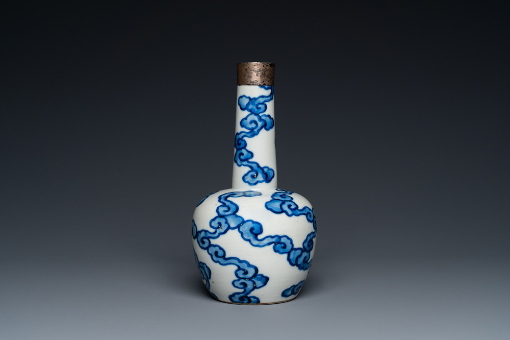 Vase de forme bouteille en porcelaine de Chine 'Bleu de Hue' pour le Vietnam, marque Thọ 壽, 18/19&egrave;me