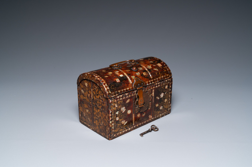 Coffret de type 'Namban' en bois incrust&eacute; d'&eacute;caille de tortue et de nacre, Japon, Momoyama ou Edo, 16/17&egrave;me