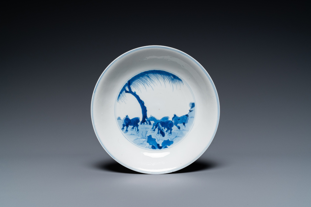 Een Chinees blauw-wit 'Paarden van Mu Wang' bord, Kangxi merk en periode