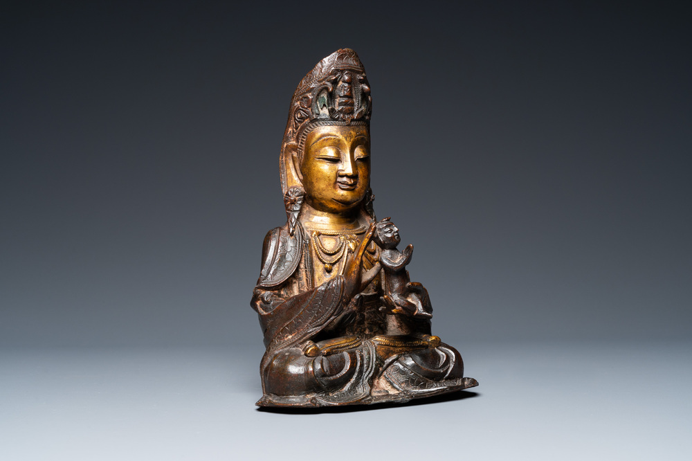 Guanyin &agrave; l'enfant en bronze dor&eacute;, Chine, Ming
