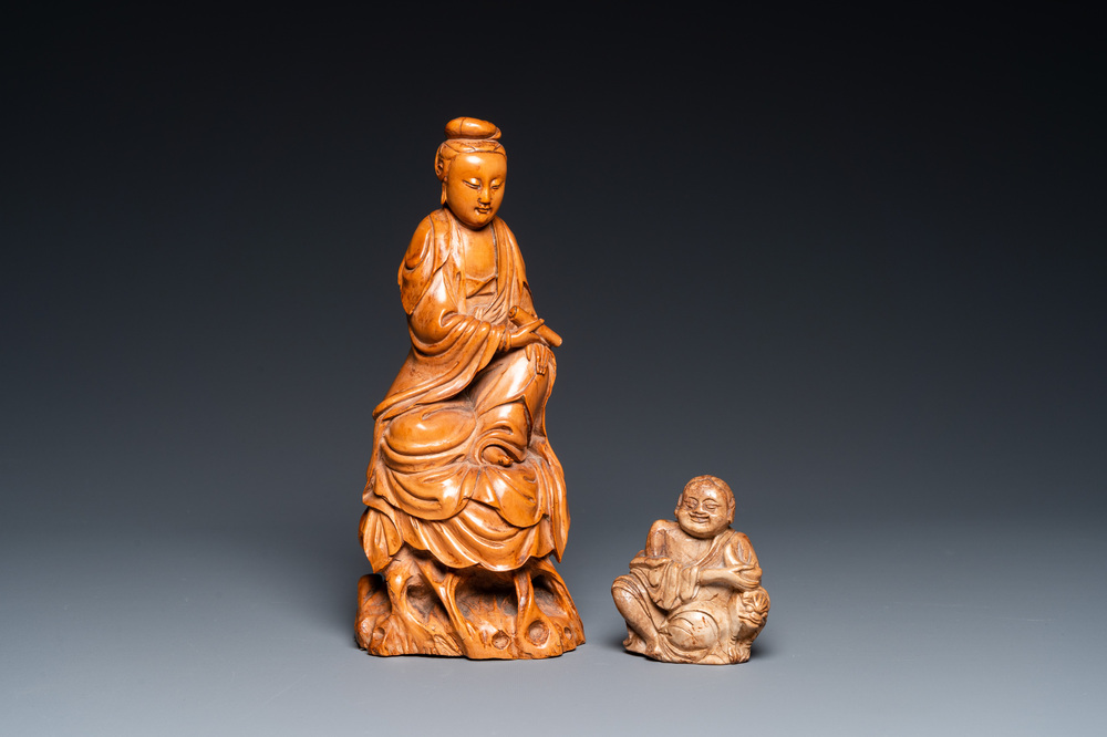 Guanyin en bois sculpt&eacute; et Liu Hai en pierre &agrave; savon, Chine, Qing