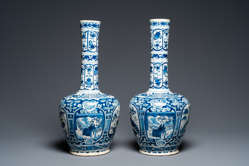 Paire de vases de forme bouteille en fa&iuml;ence de Delft en bleu et blanc, 18&egrave;me
