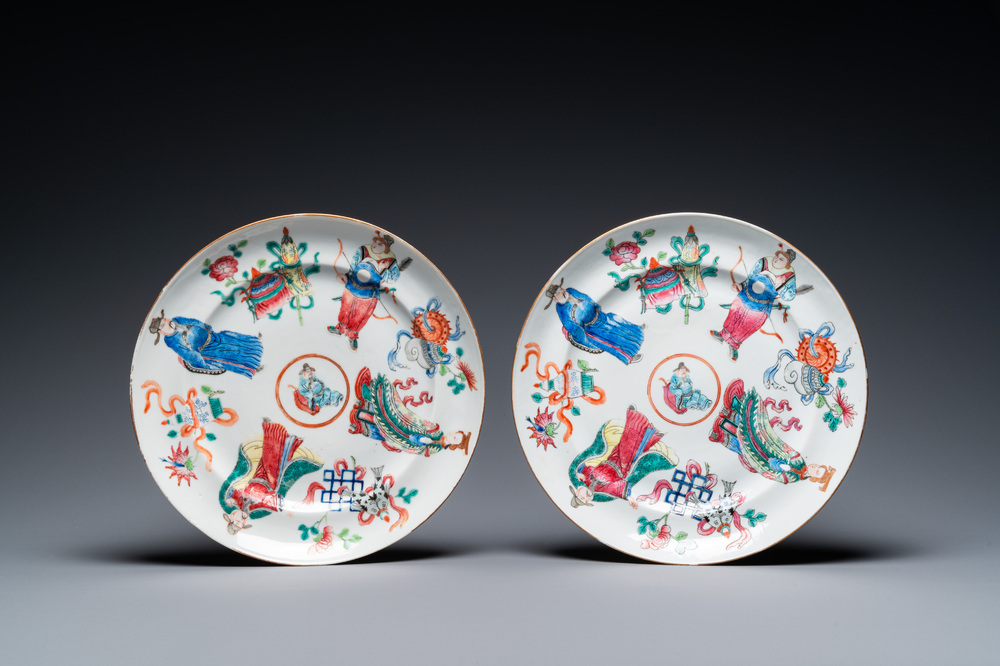 Een paar Chinese famille rose schotels, 19e eeuw