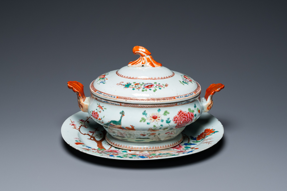Een Chinese famille rose dekselterrine op onderschotel, Qianlong