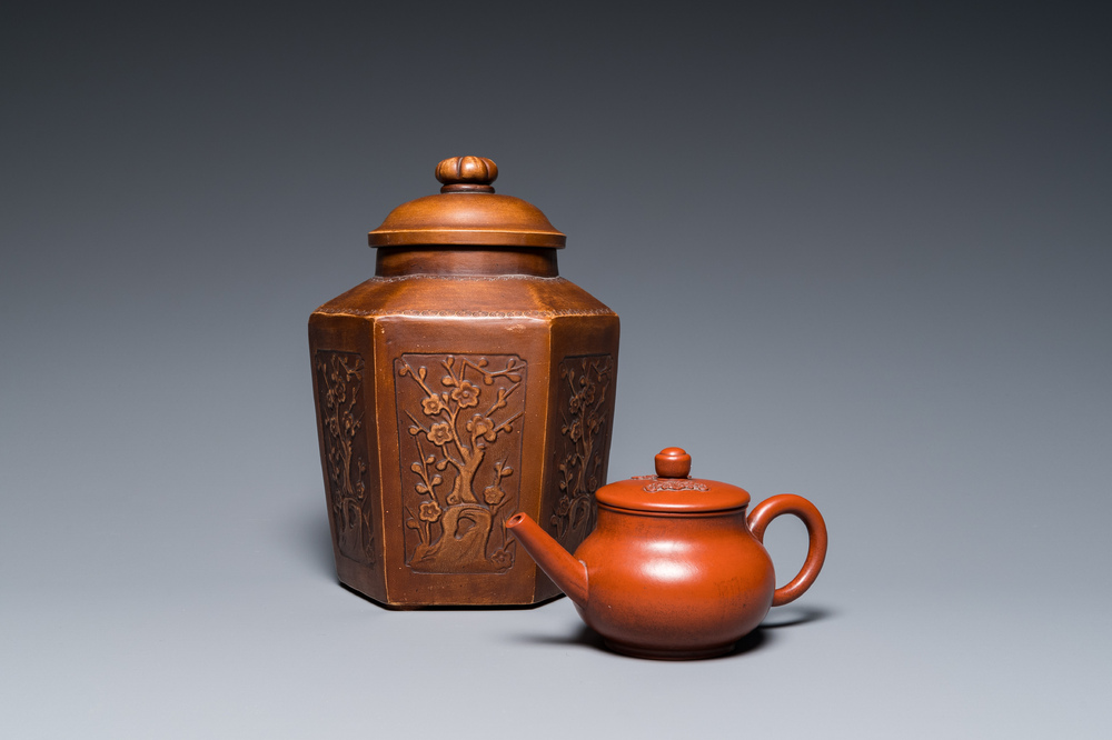 A Chinese Yixing stoneware tea caddy and teapot, 19/20th C.