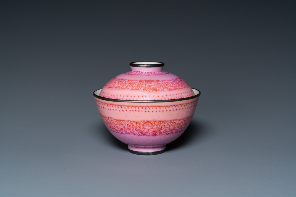 Bol couvert en porcelaine de Chine &agrave; fond rose, marque et &eacute;poque de Qianlong