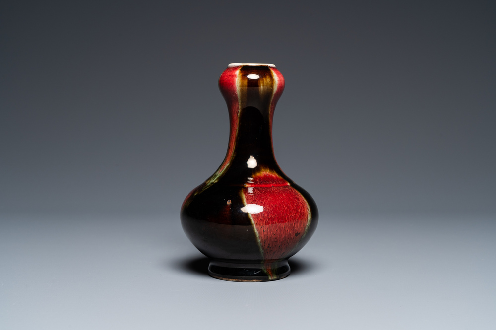A Chinese flamb&eacute;-glazed garlic head vase, 19th C.