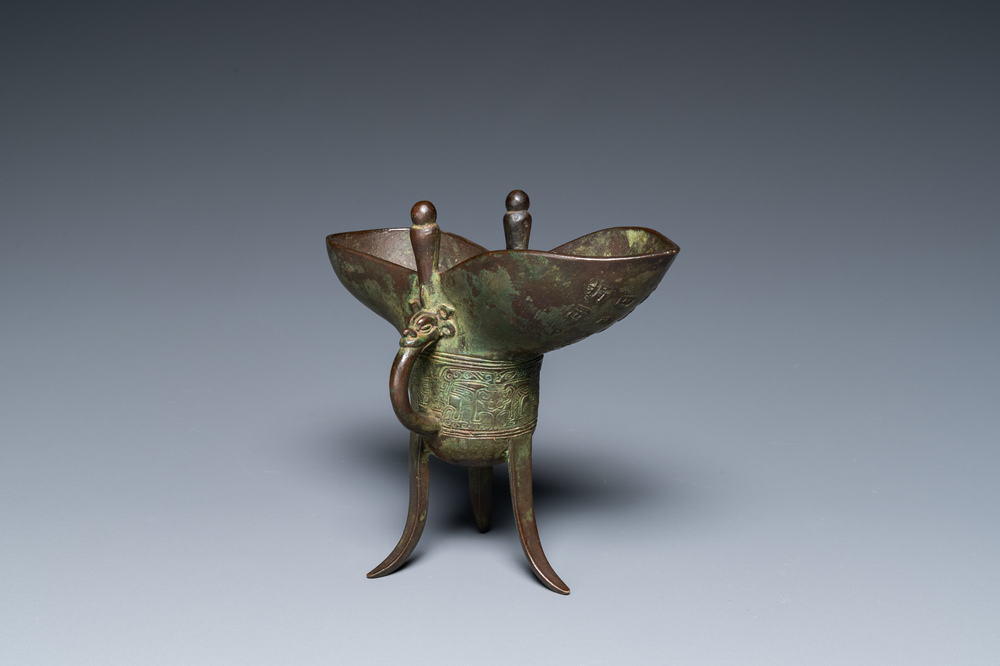 Verseuse de type 'jue' en bronze avec une inscription et dat&eacute;e 1701, Chine, Kangxi