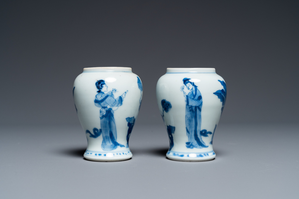 Paire de petits vases en porcelaine de Chine en bleu et blanc, Kangxi