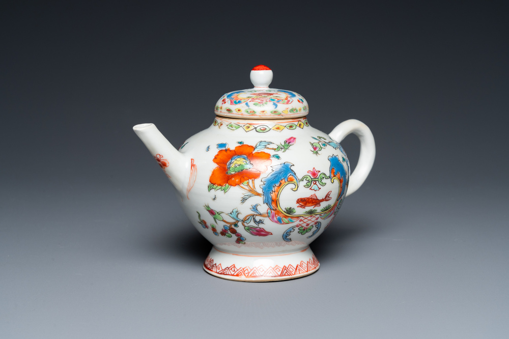 Th&eacute;i&egrave;re couverte en porcelaine de Chine famille rose &agrave; d&eacute;cor 'Pompadour', Qianlong