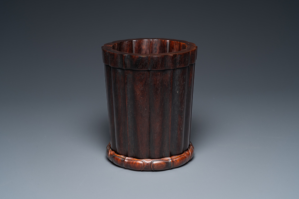 Pot &agrave; pinceaux sur support en bois dur sculpt&eacute;, Chine, 19/20&egrave;me