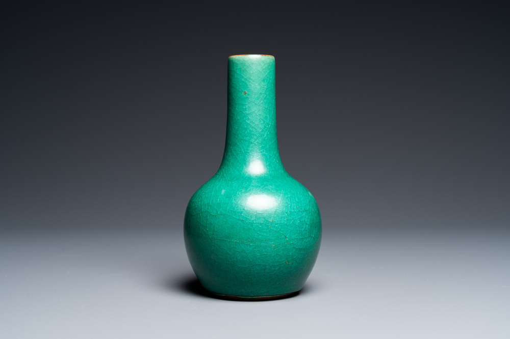 Vase de forme bouteille en porcelaine de Chine en vert monochrome, Qing