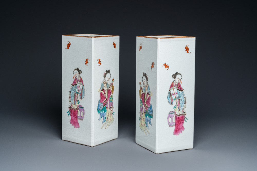 Een paar Chinese famille rose 'Wu Shuang Pu' hoedensteunen, Daoguang merk, 20e eeuw