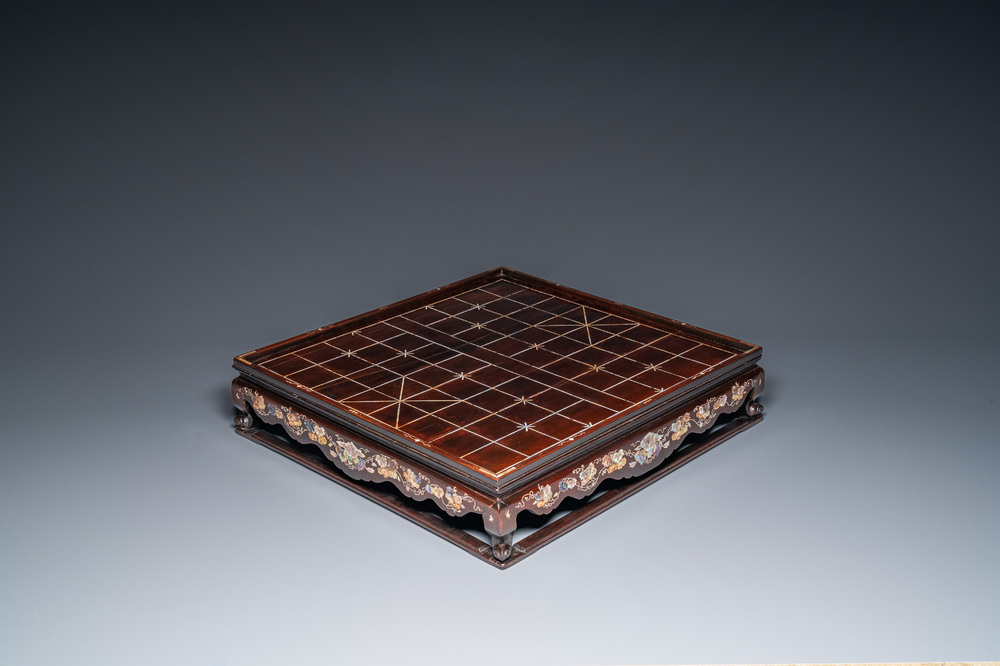 Echiquier de Xiangqi en bois incrust&eacute; de nacre, Chine, 19&egrave;me