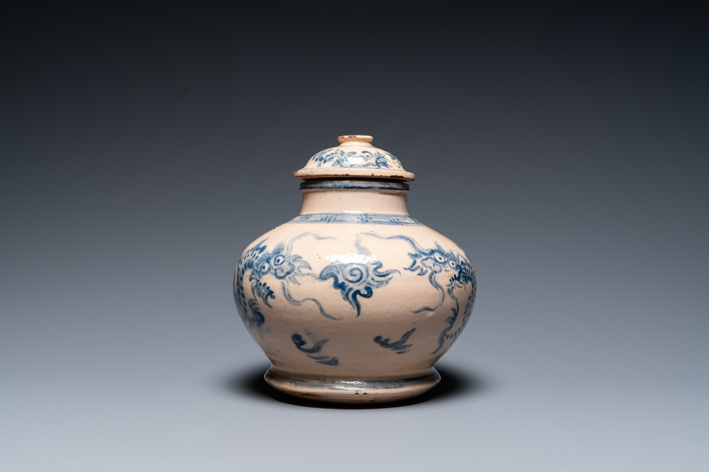 A Vietnamese blue and white Bat Trang stoneware 'dragon' jar and cover, 19/20th C.