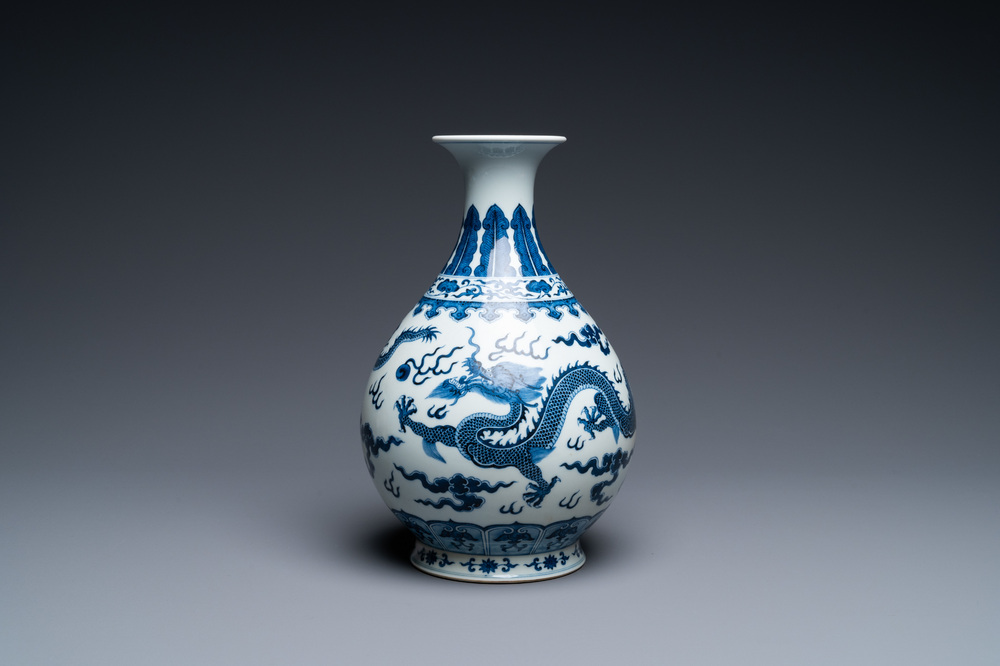 Een Chinese blauw-witte 'yuhuchunping' 'draken' vaas op houten sokkel, Qianlong merk, 19/20e eeuw