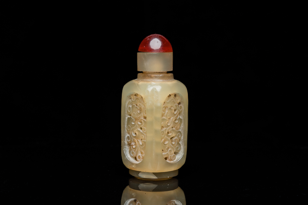 Een Chinese opengewerkte en draaibare celadon jade snuiffles, Qing