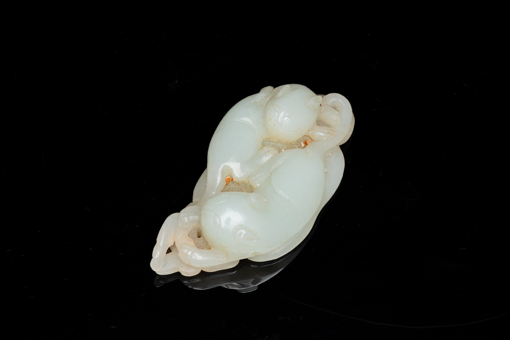 Een Chinese jade hanger met twee katten, Qing