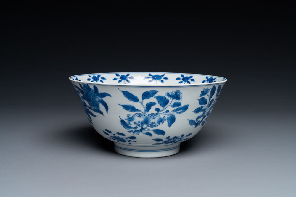 Bol en porcelaine de Chine en bleu et blanc &agrave; d&eacute;cor 'sanduo', marque et &eacute;poque de Kangxi