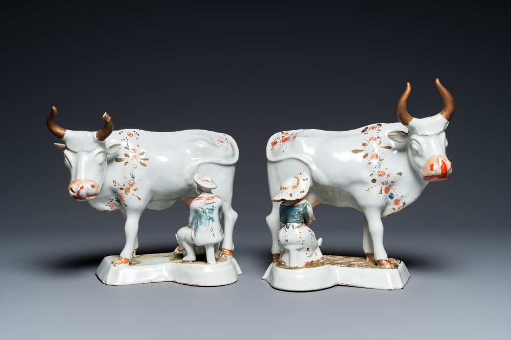 Paire de groupes de trayeurs de vaches en fa&iuml;ence blanche de Delft surd&eacute;cor&eacute;e &agrave; froid, 18&egrave;me