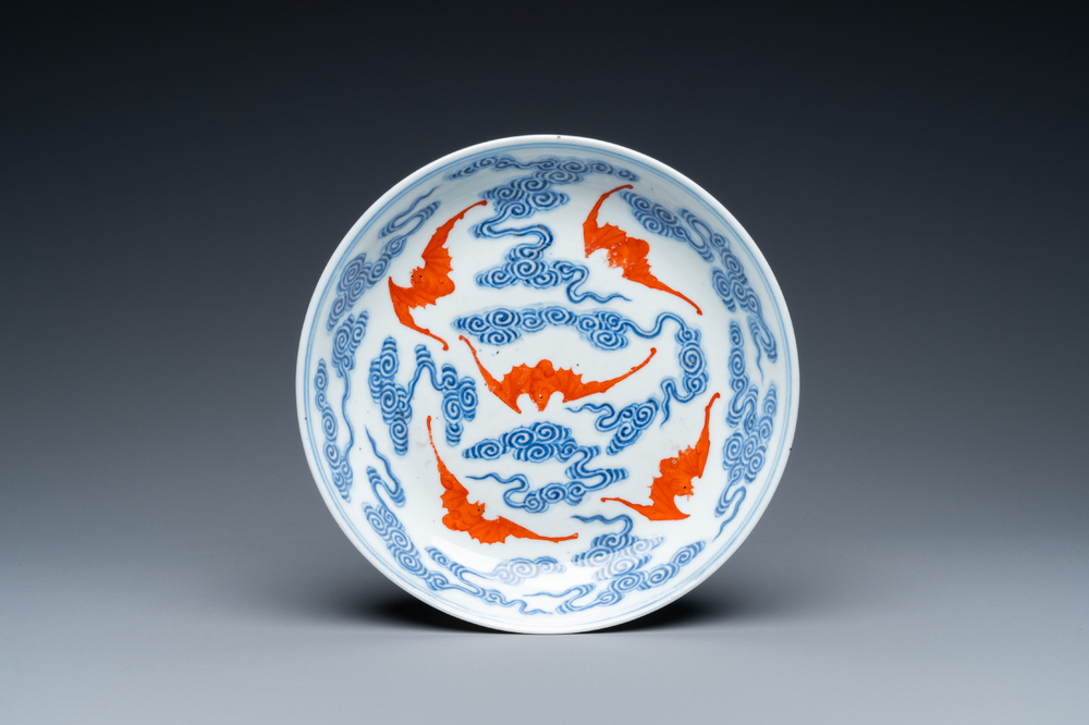 Een Chinees blauw-wit en ijzerrood bord met vleermuizen en wolken, Guangxu merk en periode