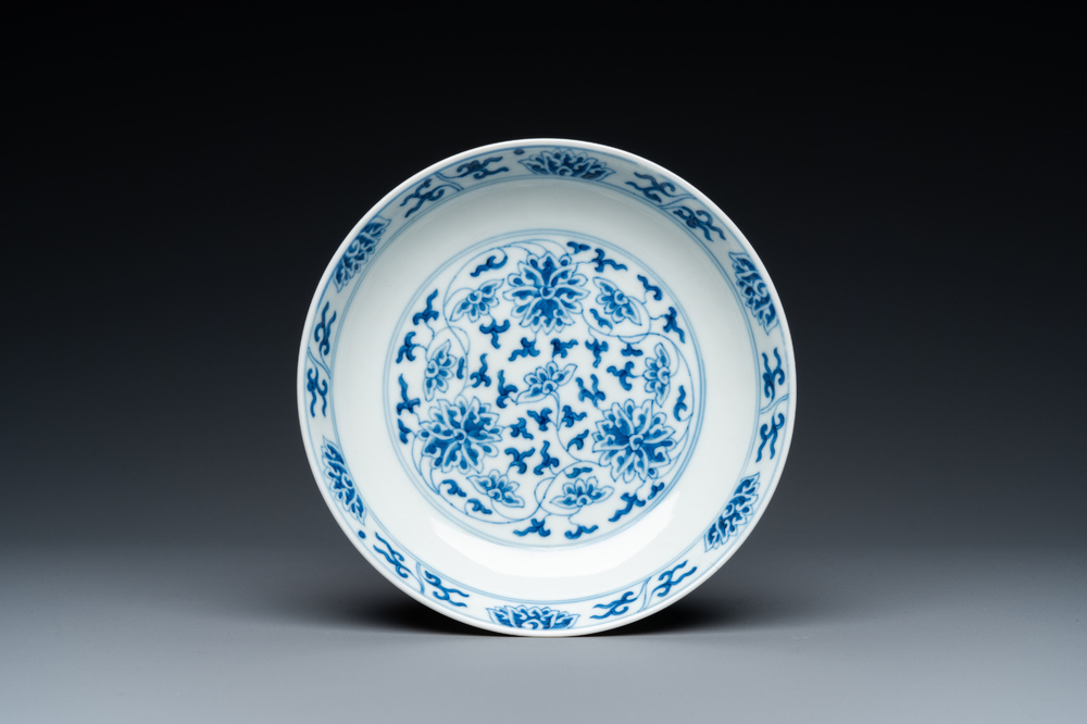 Een Chinees blauw-wit 'lotus' bordje, Tongzhi merk en wellicht periode