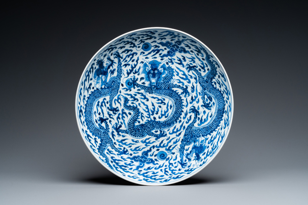 Een Chinese blauw-witte 'draken' schotel, Kangxi merk en periode